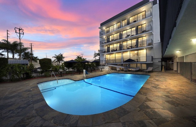 MC Pacific Inn & Suites