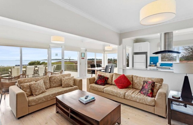 McCracken Cottage with Harbour Views
