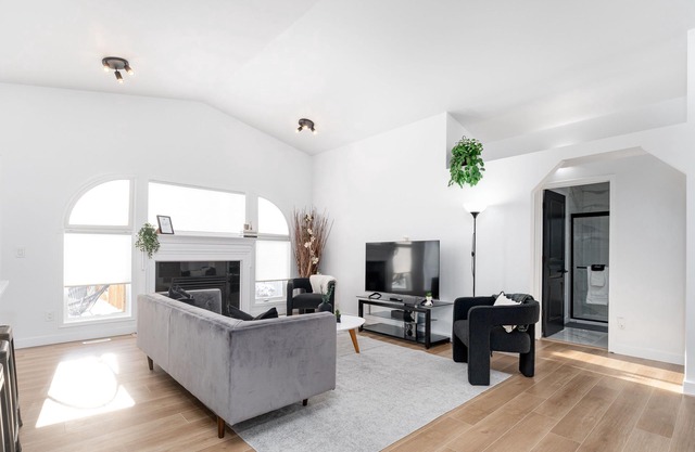 MEADOWBROOK - Sleeps 12 - Garage Parking