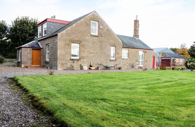 MEADOWSIDE FARM, family friendly, with open fire in Coupar Angus