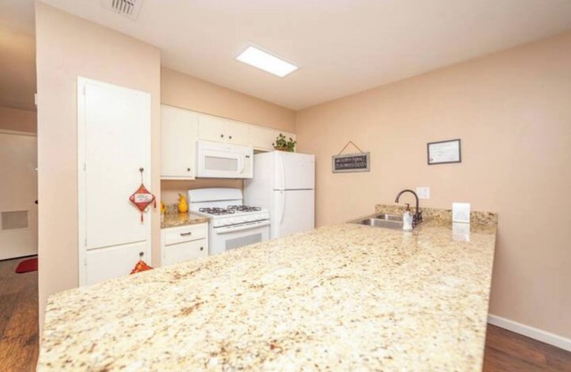 Medical Center/Downtown Spanish style retreat