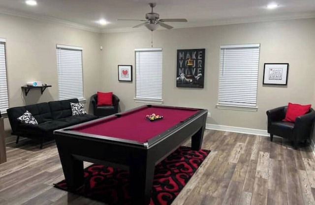 *Mega 3 bedroom house with projector & pool table*
