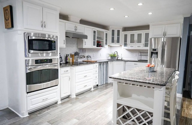 Mega House: 7 bed 3 bath! King & Queen beds!