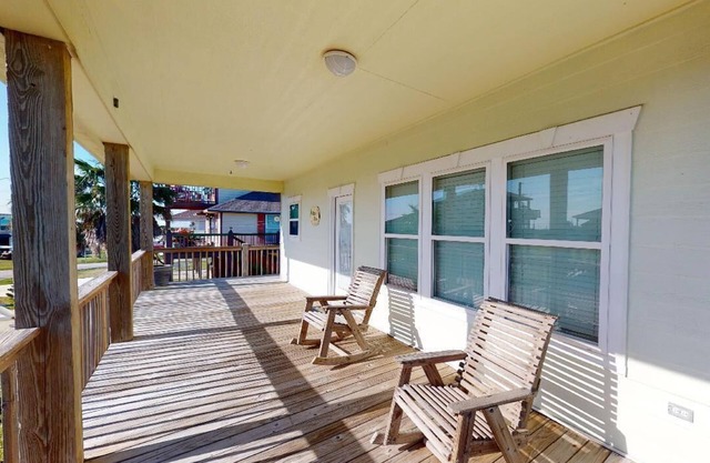 Memory Maker!! 3 bed home with direct access to water !