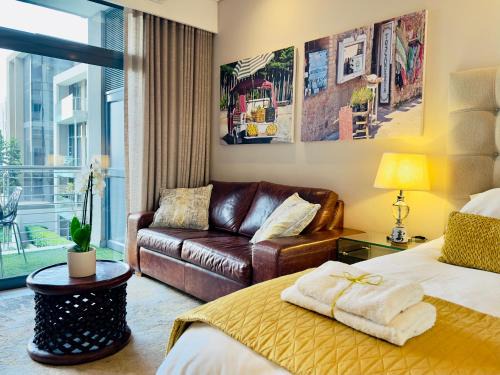 Menlyn Maine Residences - Napoli with king sized bed