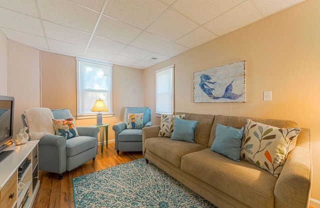 MERMAID COTTAGE - 3 MINUTE WALK TO BEACH - VERY CHARMING & CLEAN!