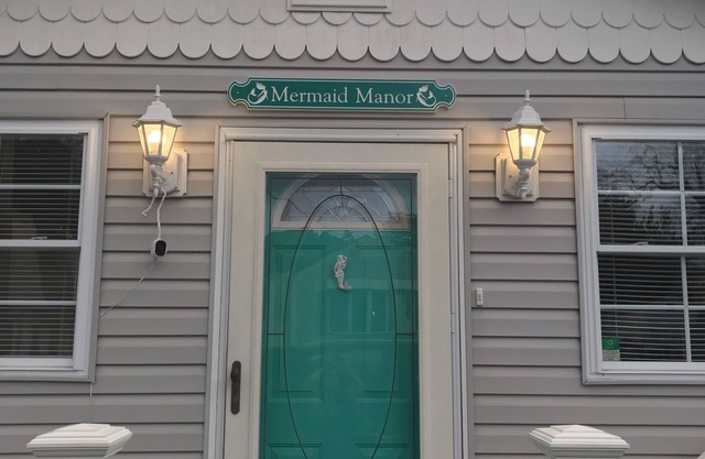 Mermaid Manor, more charming than ever! Dog friendly, short walk to the bay!