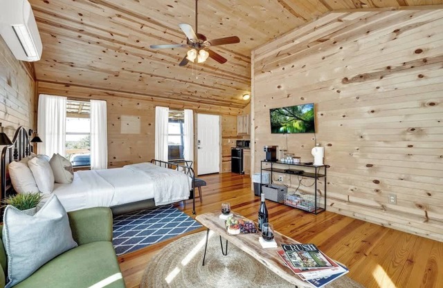 Mesquite Cabin With Hot Tub & Hill Country Views