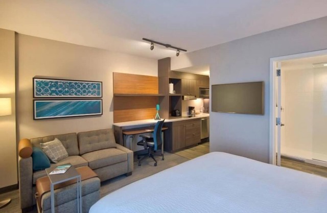Miami Adventure Awaits! Modern King Studio Suite, Pool, Breakfast, BBQ