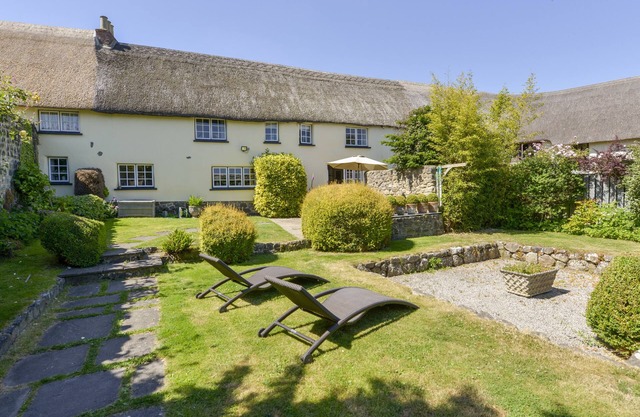 MICHAELMAS COTTAGE, pet friendly, with a garden in Drewsteignton