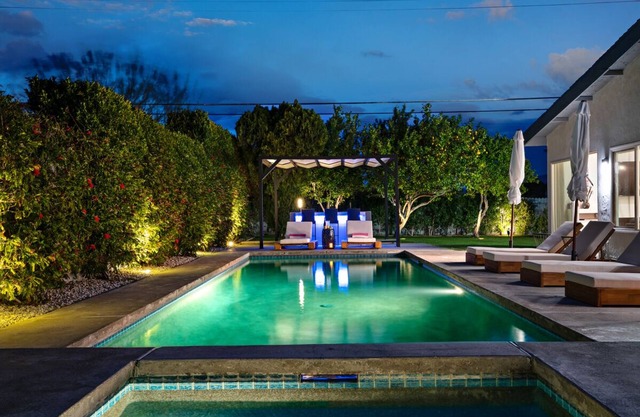 Mid Century Modern Resort Pool, few minutes from downtown. Great mountain views