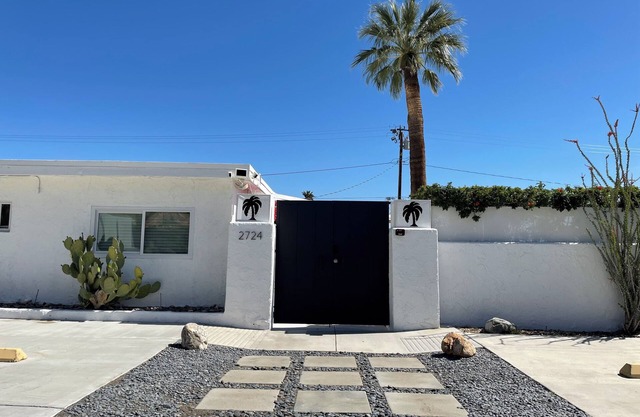 Mid-Century Palm Springs Mountain Vista