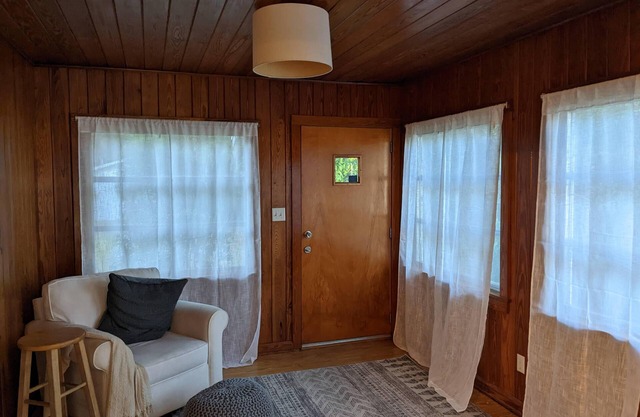 Mid Century Style Cottage Near Historic Downtown