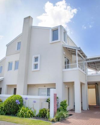 Midd's on the Beach - luxury beach front apartment
