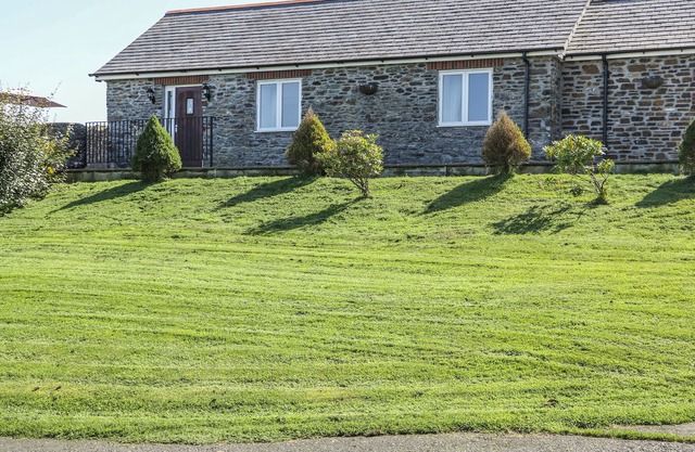 MIDDLE BARN, pet friendly, character holiday cottage in Launceston