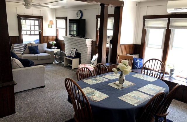 Middle of the strip! Lake Escape TOO, Sleeps 11, on private lane with lake view.