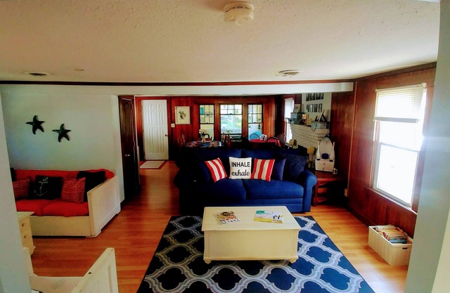 Middle of the strip! Lake Escape Cottage, Sleeps 10, Private Lane with Lake View