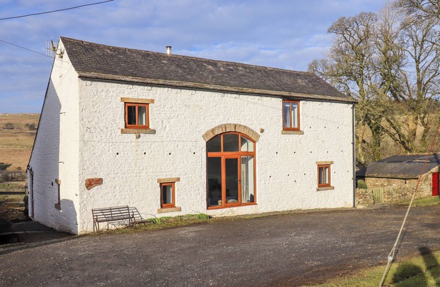 MIDDLEFELL VIEW COTTAGE, pet friendly, with open fire in Alston