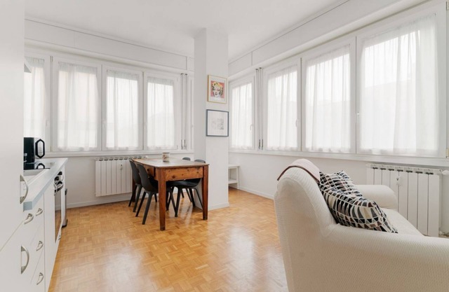Milano Bright Apartment with private parking!