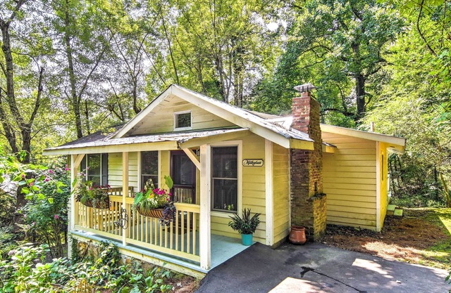 ‘Milkglass Cottage:’ Quaint, Private, Walk Dtwn