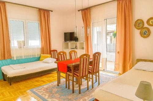 Million Star Apartment
