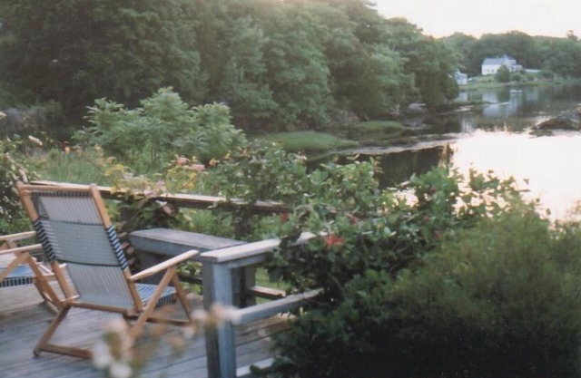 Millpond, Quiet, near Beach, fireplace, bird watching w. bird feeder, library