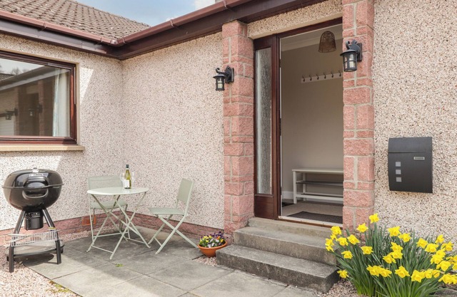 MILLVIEW, luxury holiday cottage, with open fire in Boat Of Garten