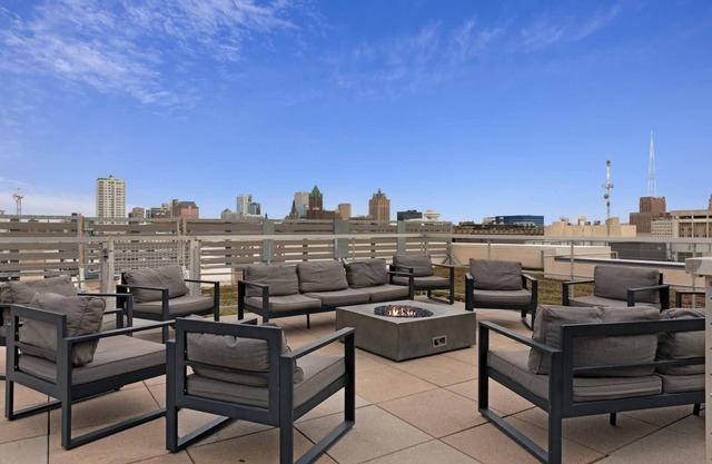 Milwaukee Awesome 1BD 1BA Downtown Apartment