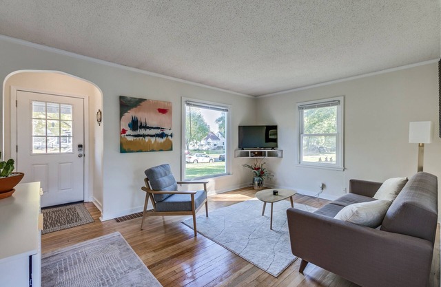 Minimal, Modern, Centrally Located Home. Pet friendly!