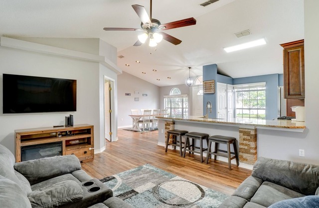 Minneola Home w/ Screened Porch, 25 Mi to Disney!