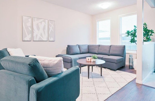 Mins to Airport | 3BR | King Bed| Garage| Backyard
