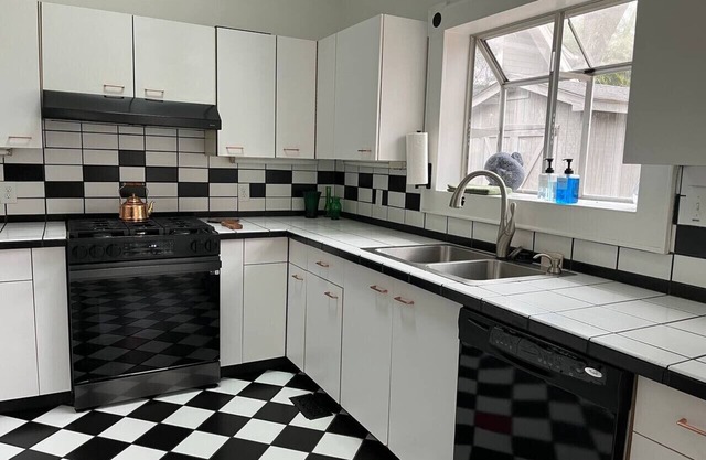 Mins to Downtown - Spacious Home