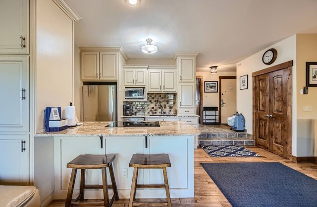 Minutes From Fun-come Relax And Have A Blast! Flexible Cancellation 1 Bedroom Condo by RedAwning