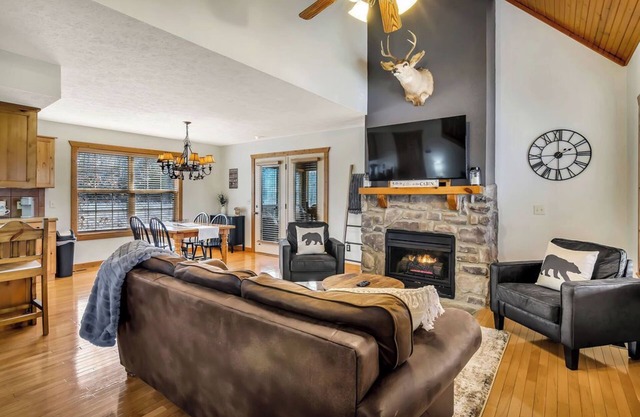 Minutes from SDC! Fireplace! Scenic Wooded Views! Lake!