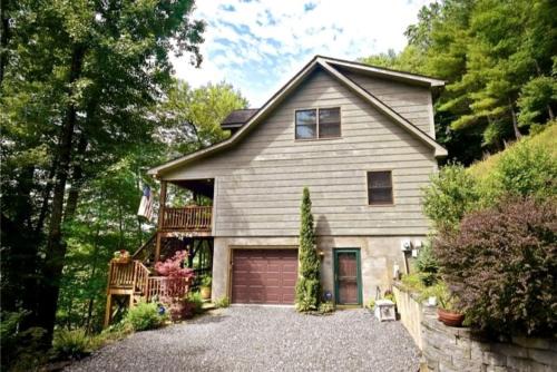 Minutes to Boone, Blowing Rock, HotTub, Firepit