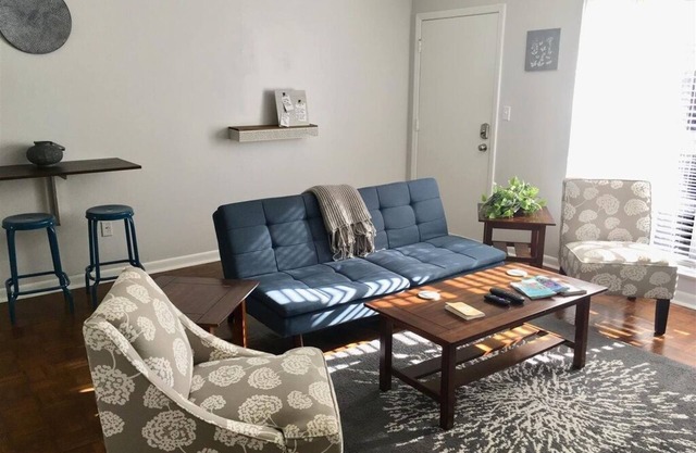 Minutes to Downtown 2br Apartment 90 Night Minimum
