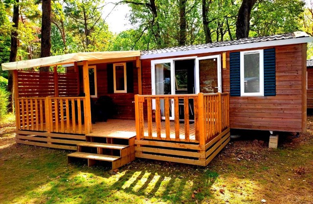 Mobil-home dans la forêt haute et tranquille