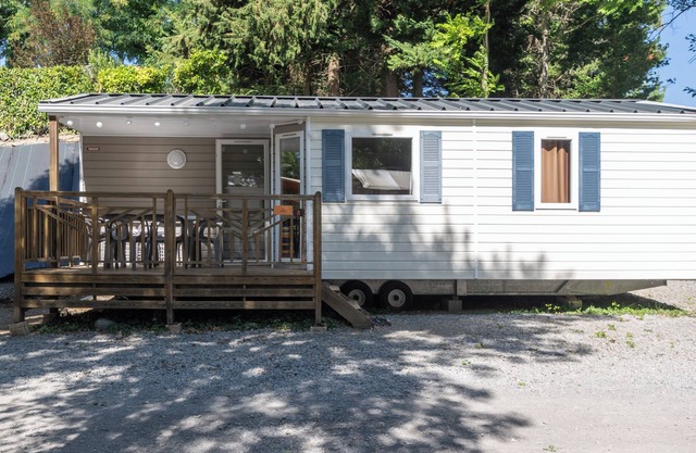 Mobile Home 'Confort A - 1-8 Pers' with Shared Pool, Private Terrace and Shared Garden
