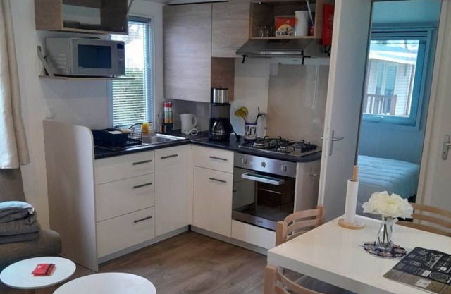 Mobile Home 'Mobilhome Camping Bois Masson' with Shared Pool and Private Terrace