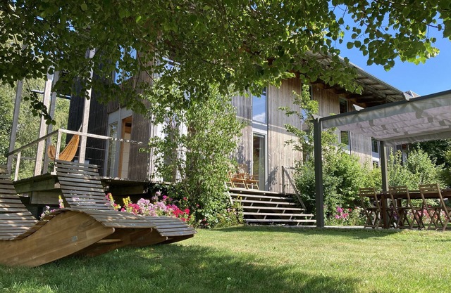Modern, detached vacation home for families with friends or grandparents