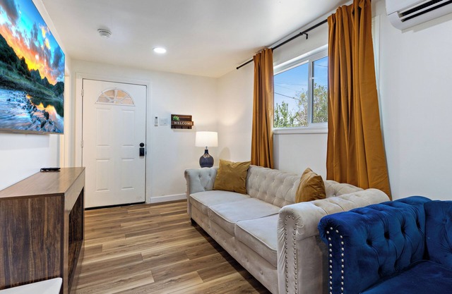 Modern 1-Bed Home in Placentia w/Smart TV, Wifi, Parking near DIsneyland