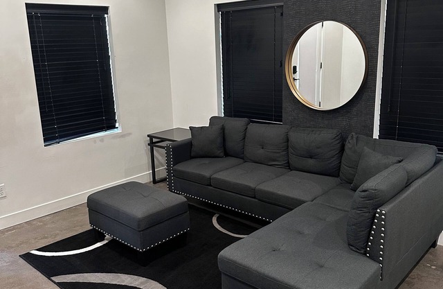 Modern 1 bedroom Condo with workspace