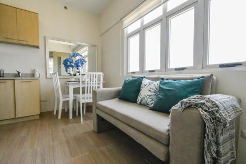 Modern 1-BR with Balcony & FREE Parking in Makati CBD