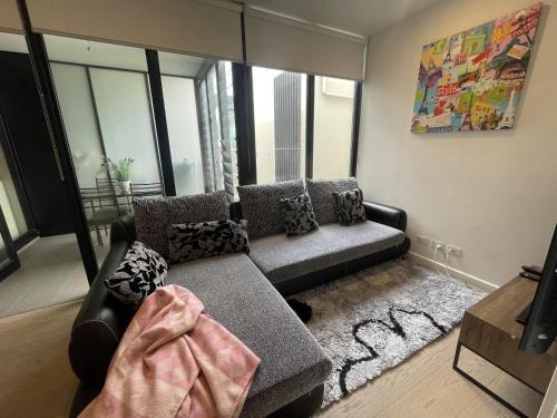 Modern 1BD Apt w free parking in central Brunswick