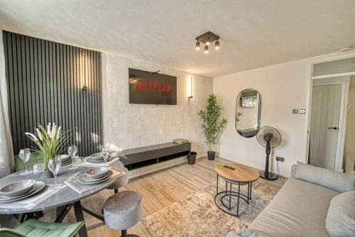 Modern 1BR Apt Netflix, Parking, M6 Access