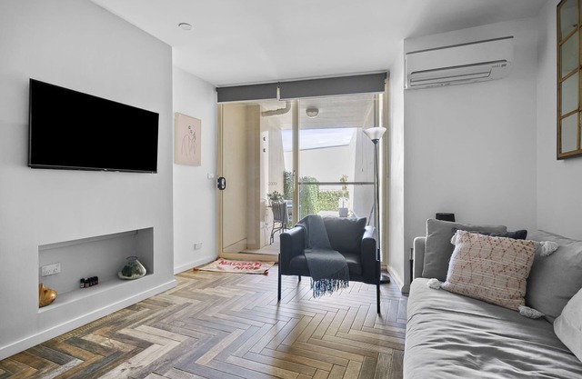 Modern 1BR Retreat with Private Balcony