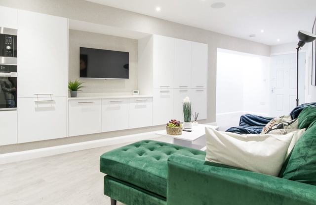 Modern 2 bed 2 bath New Barnet Apt