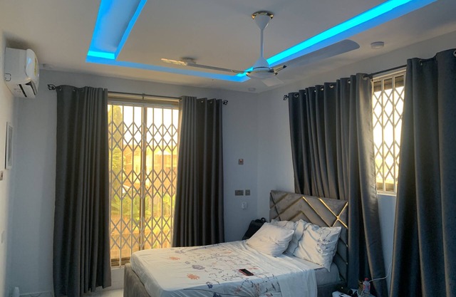 Modern 2 bed apartment with balcony, kitchen and air-con. Close to castle tours