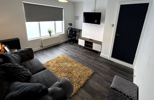Modern 2 Bed Central Apartment