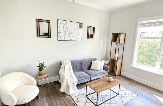 MODERN 2-bed Flat in Moseley: free wifi.